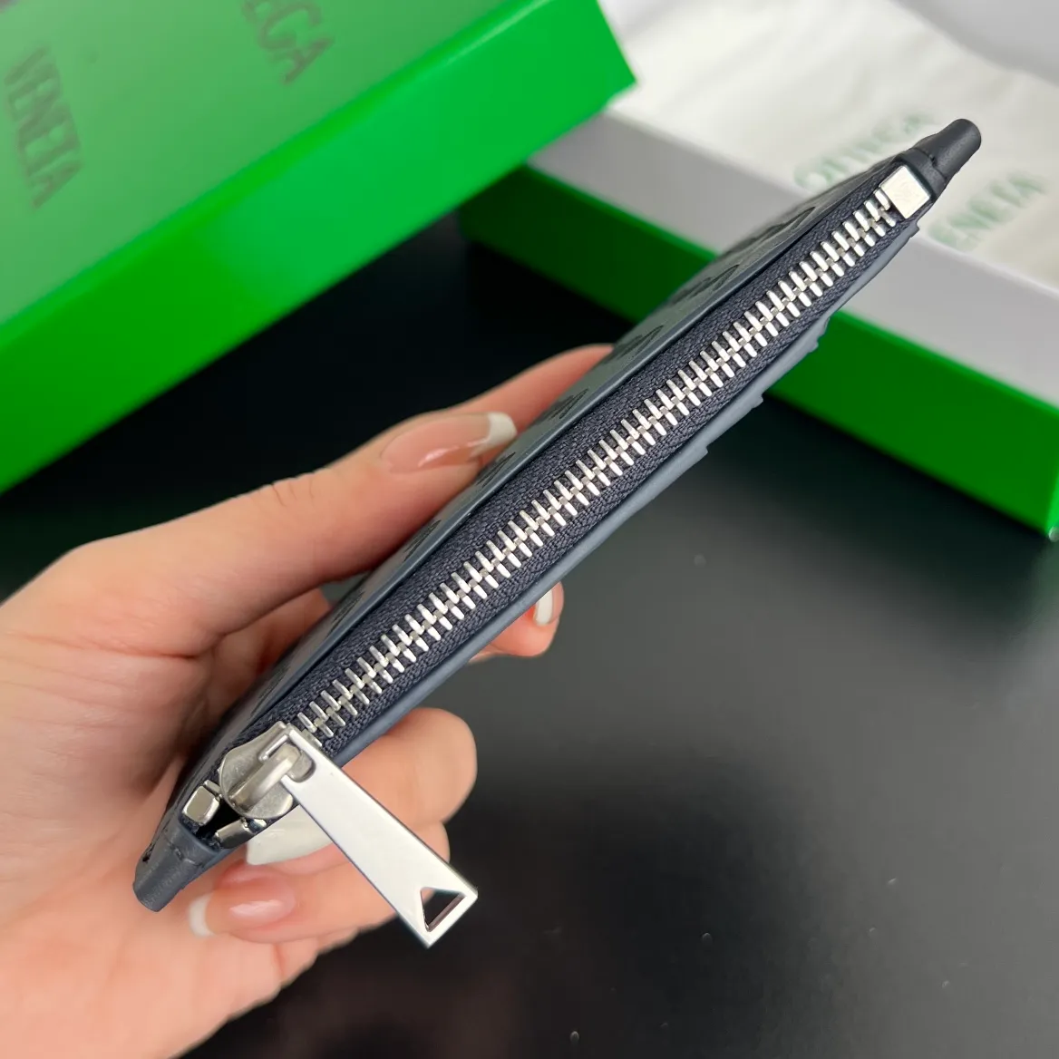 BV’s new 805827 vertical zipper card holder 🎈 The classic small woven work that I miss 0.7 is back. It’s really very design-friendly. The calfskin texture is high-end. It’s carefully designed with five card slots and a central compartment. You can also put cash in for daily use. You deserve to have such an thoughtful design. Size: 12*7*0.5 layers cm P540